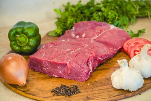 لحم عجل طازج